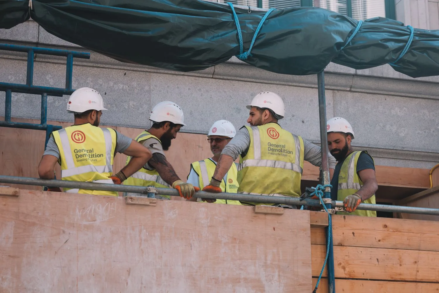 Site supervisors talking through the week on site