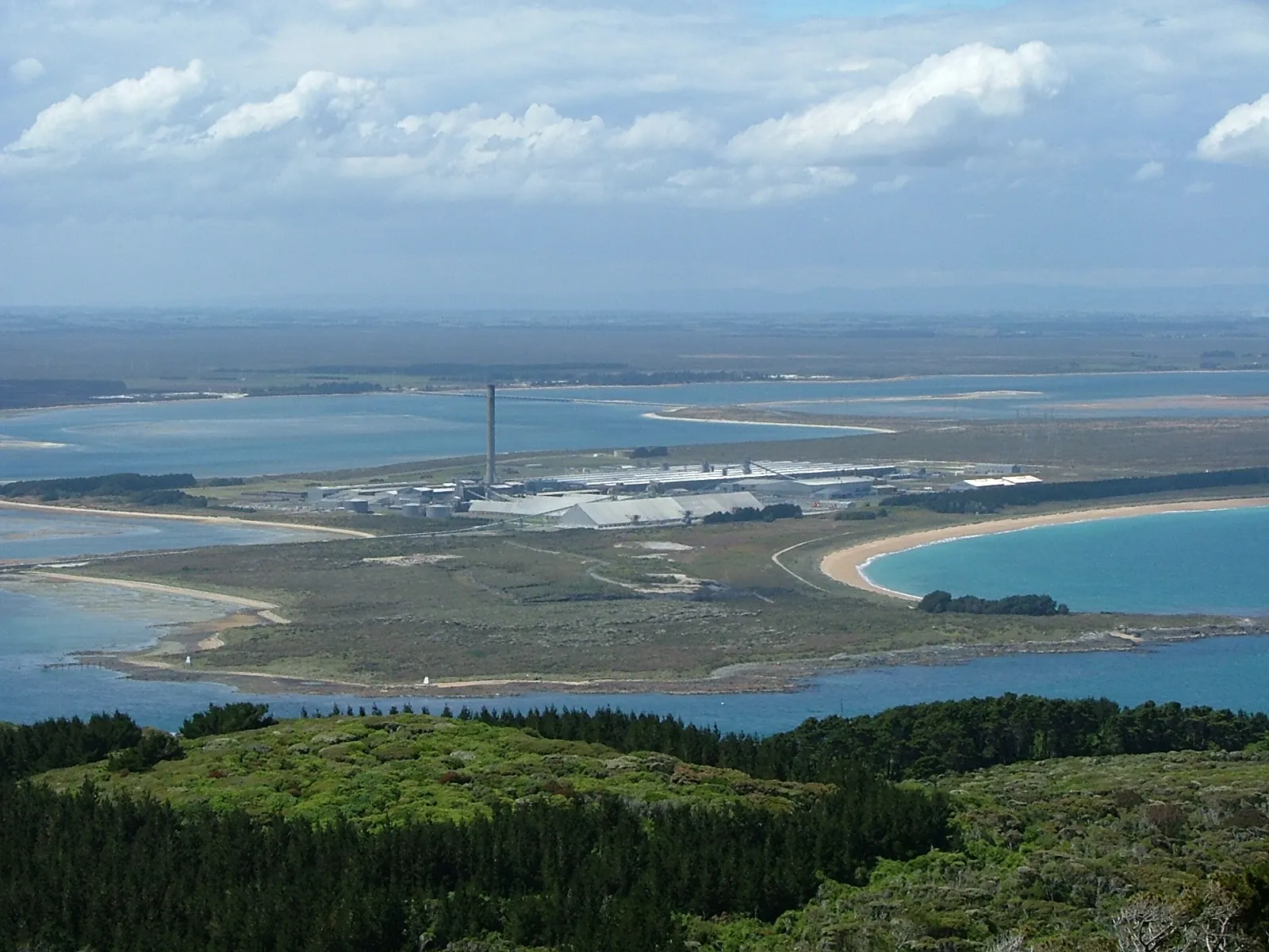 Tiwai Point aluminium smelter, New Zealand — photo: Wikimedia Commons (CC BY 2.5)