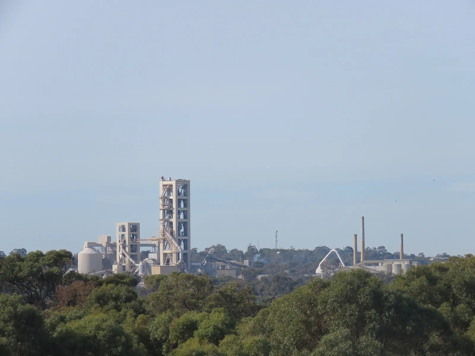 Cockburn Cement plant, Munster, Western Australia — photo: Calistemon/Wikimedia Commons (CC BY-SA 4.0)