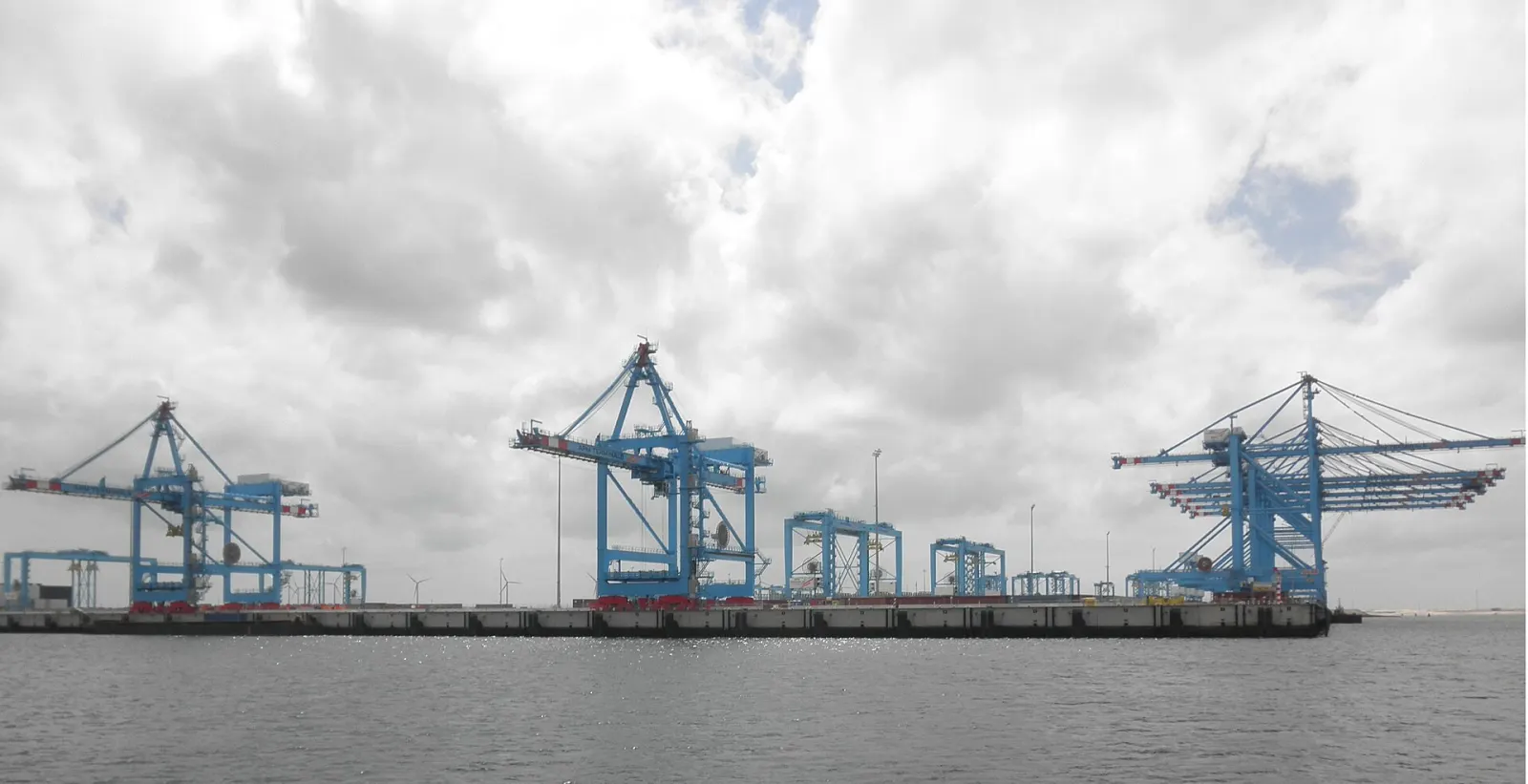 APM Terminals Maasvlakte II automated terminal, Rotterdam — photo: Zandcee/Wikimedia Commons (CC BY-SA 3.0)