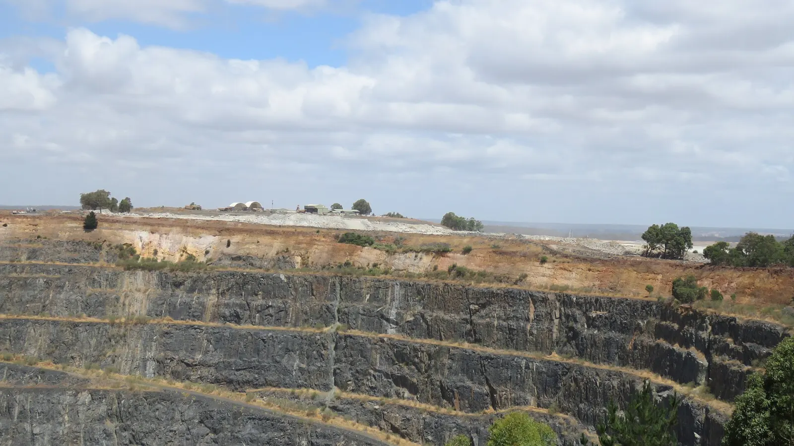 Greenbushes lithium mine, Western Australia — photo: Calistemon/Wikimedia Commons (CC BY-SA 4.0)