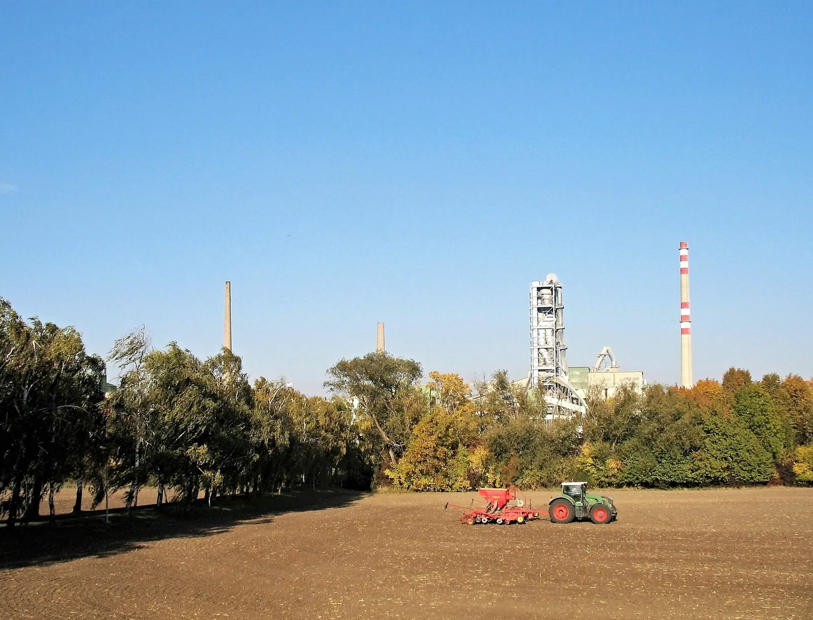 The Čížkovice cement works, Ústí Region, Czech Republic, photographed in 2018. Photo: Marie Čcheidzeová, via Wikimedia Commons (CC BY-SA 4.0)