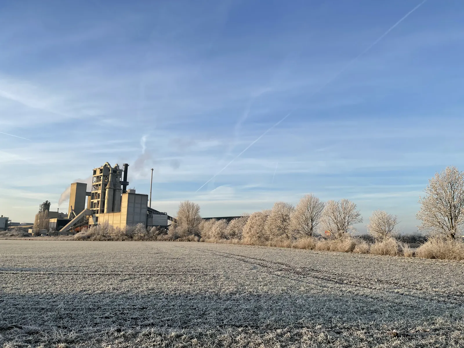 The Holcim cement works at Höver, Lower Saxony, on a frosted December morning in 2021 — the site now hosting the membrane capture demonstrator. Photo: Daenerys624/Wikimedia Commons (CC BY-SA 4.0)