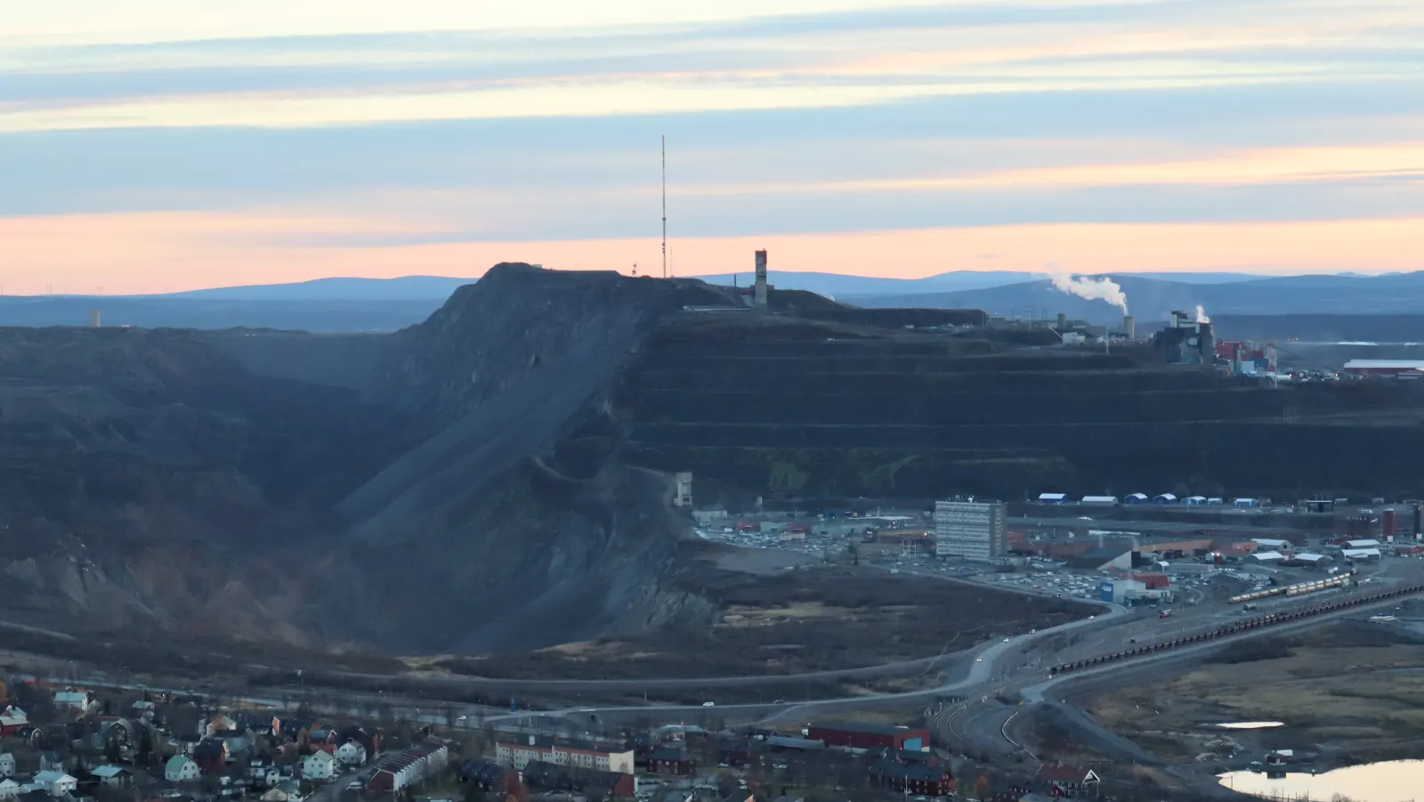Kiruna, northern Sweden, where Gruvaktiebolaget Viscaria is reopening the Viscaria copper mine; in view is LKAB’s Kiirunavaara iron ore mine above the town — photo: -tacitos-/Wikimedia Commons (CC BY 4.0)
