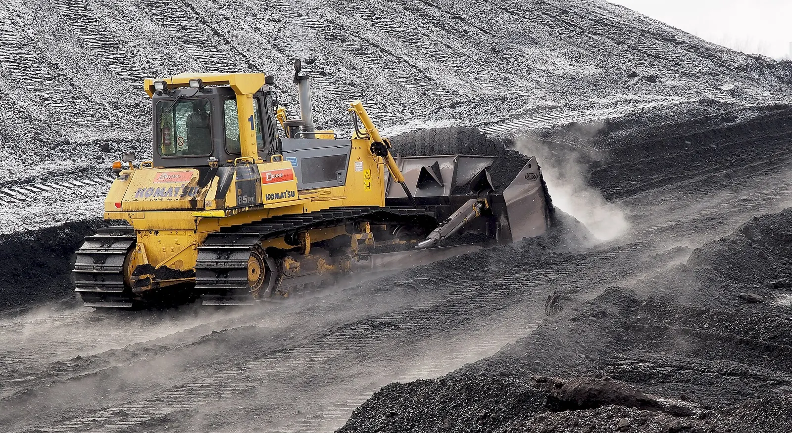 A Komatsu D85PX dozer at work — photo: Petar Milošević/Wikimedia Commons (CC BY-SA 4.0). Machine shown is conventionally operated.