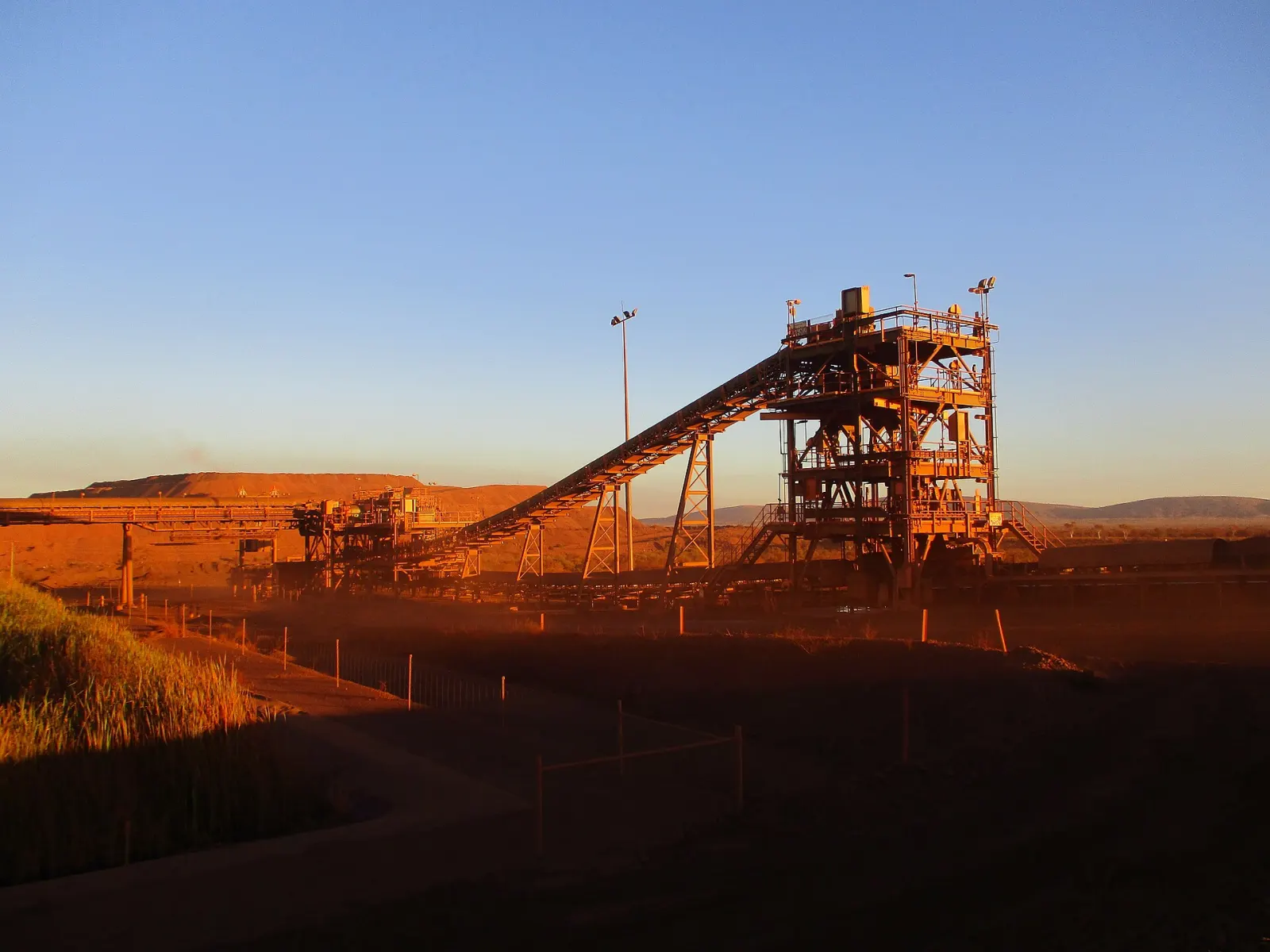 Ore processing plant, Brockman 4, Western Australia — photo: Calistemon/Wikimedia Commons (CC BY-SA 4.0)