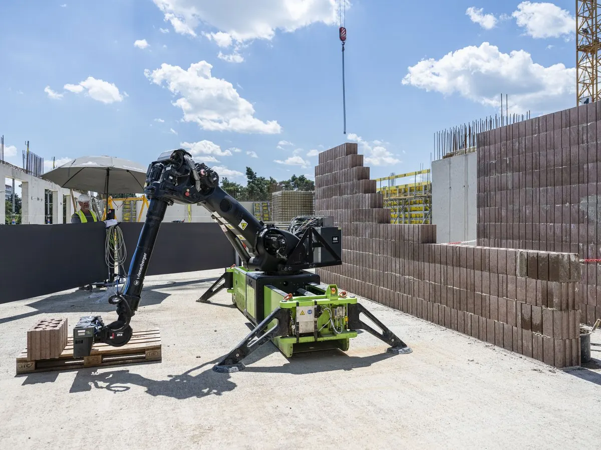 PORR’s WLTR bricklaying robot on the Kladno Living residential project in the Czech Republic — photo: PORR/Jan Hrdý (company press image)