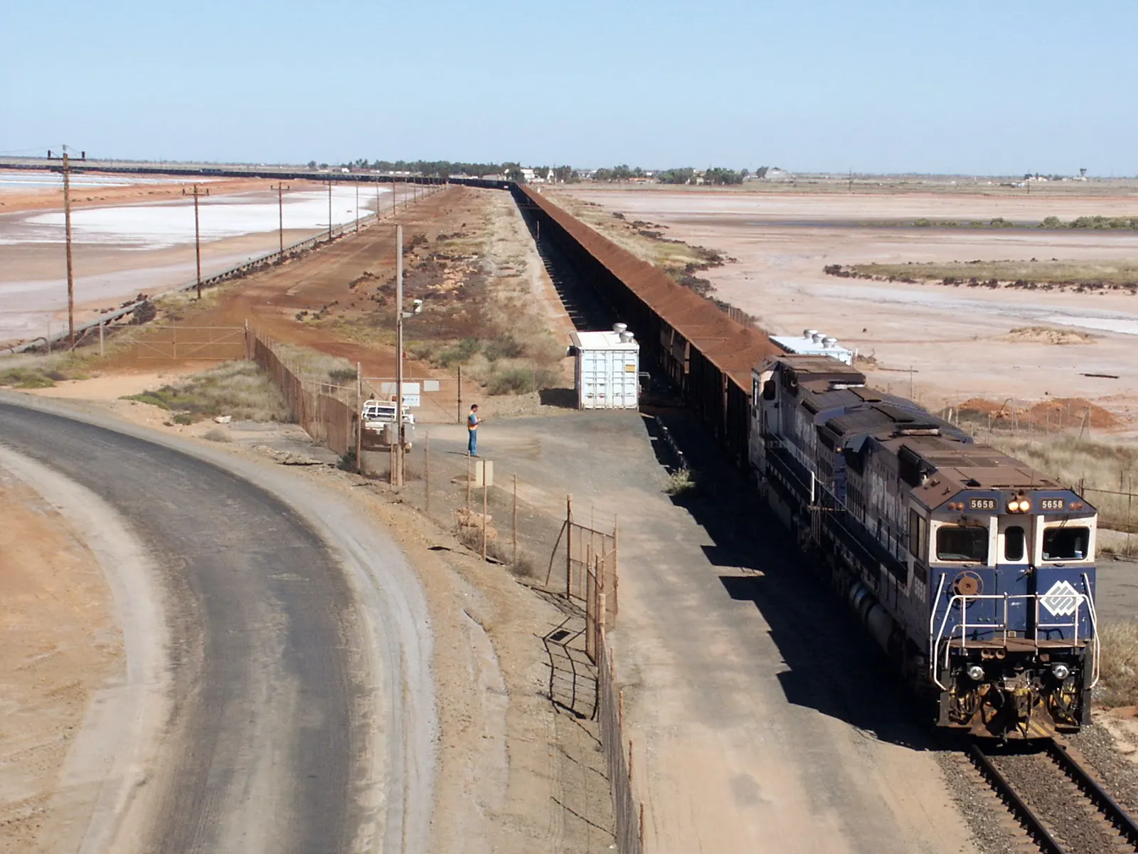 A loaded BHP iron ore train on the approach to Port Hedland, Western Australia — photo: Nachoman-au/Wikimedia Commons (CC BY-SA 3.0)
