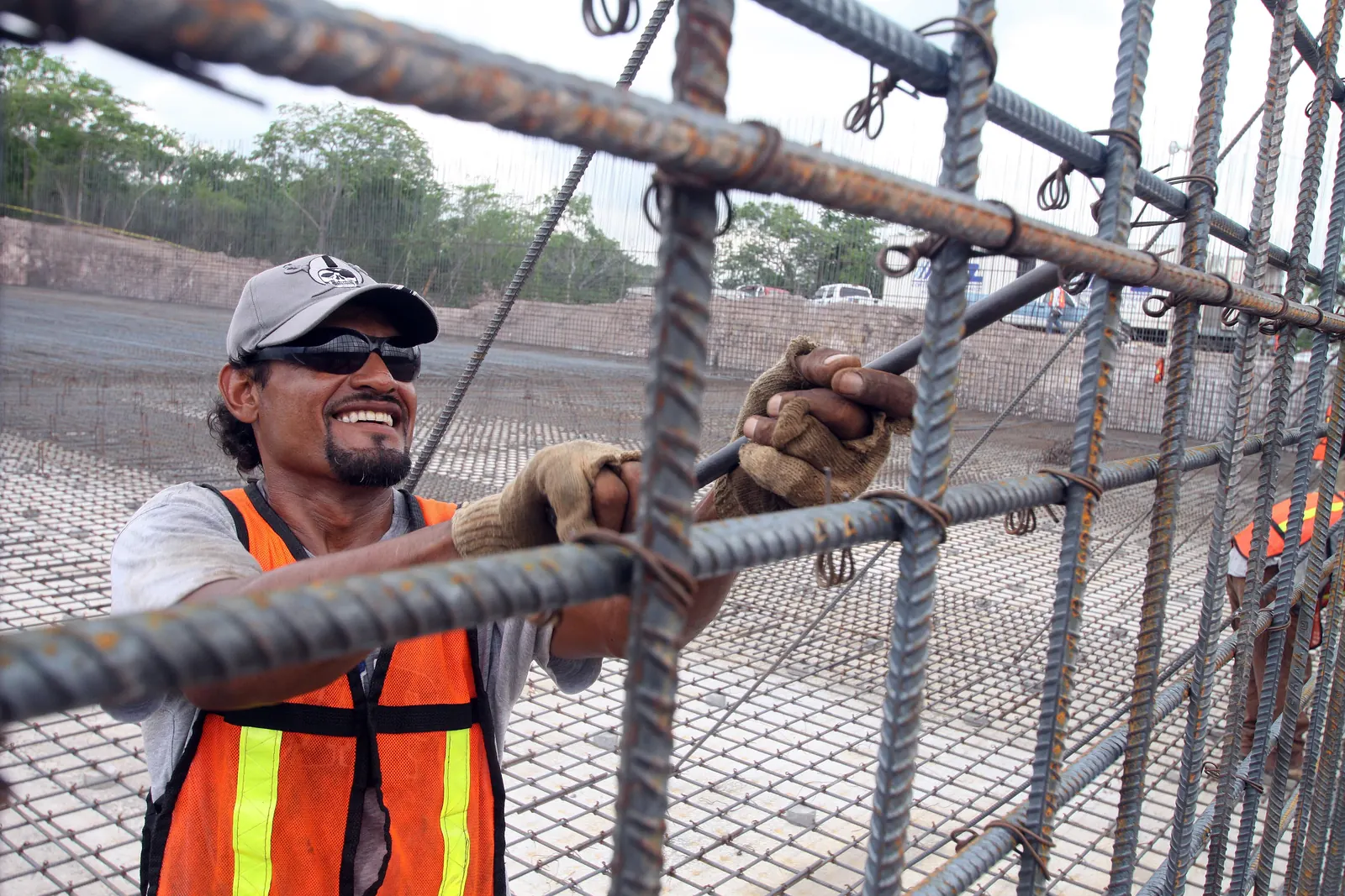 A worker assembling reinforcement before a pour, Mazatlán, Mexico — illustrative; not a GreenVibe-instrumented element. Photo: Tomas Castelazo/Wikimedia Commons (CC BY-SA 3.0)