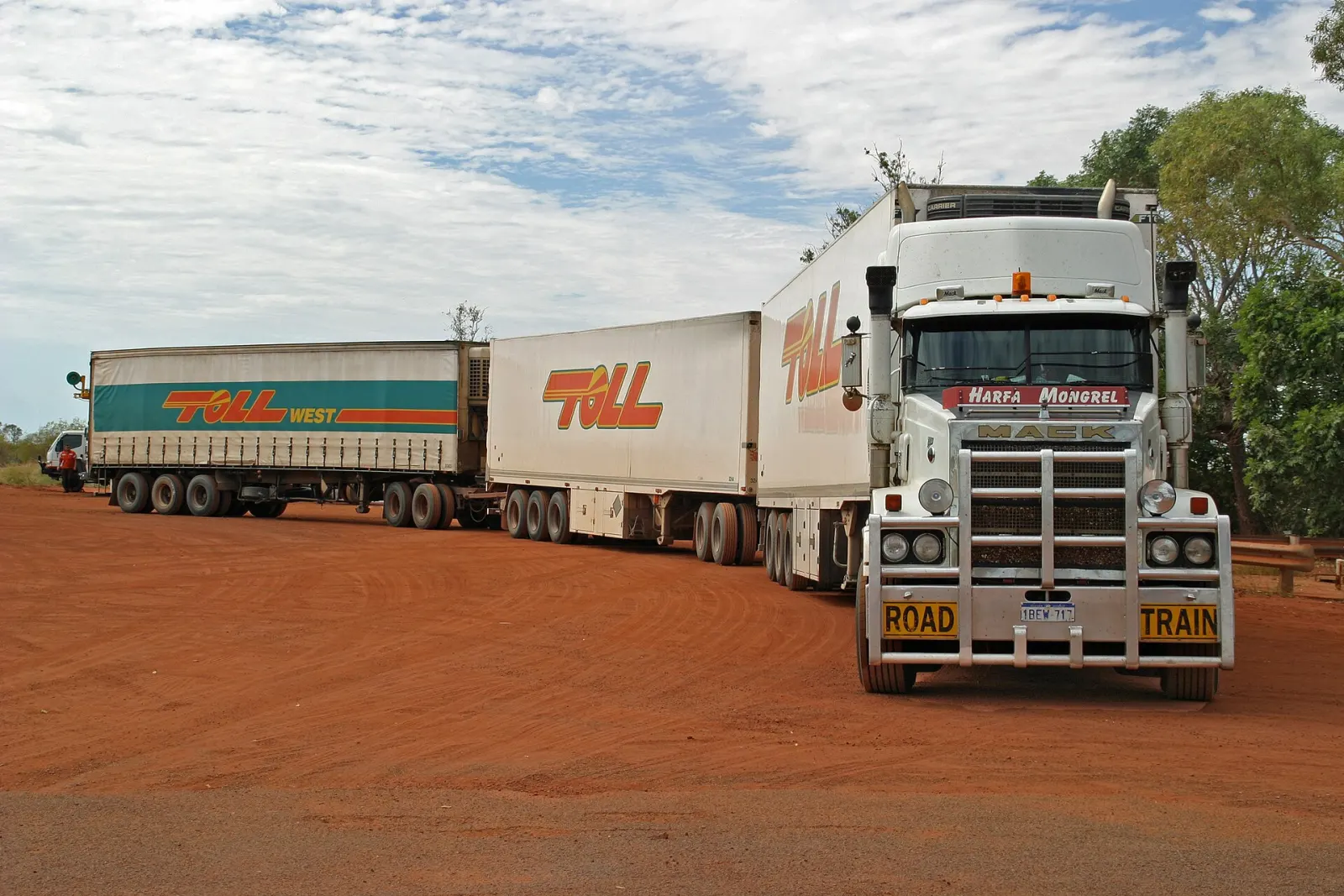 Road train on the Great Northern Highway, WA — photo: W. Bulach/Wikimedia Commons (CC BY-SA 4.0)