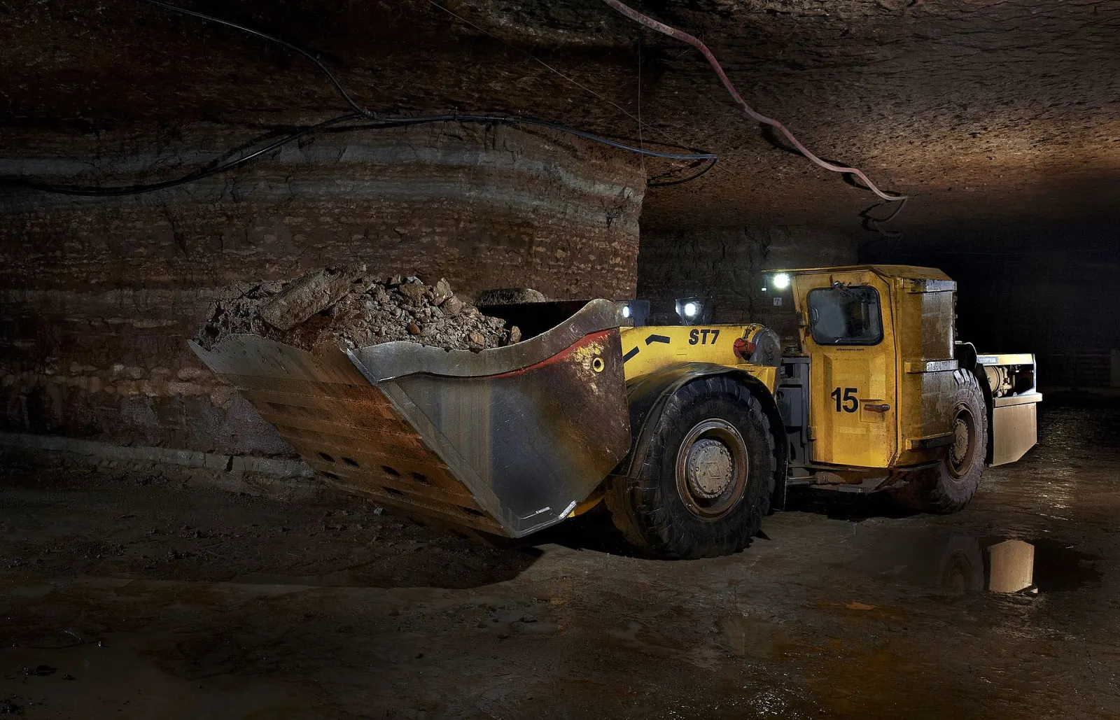 Loader underground at Ojamaa mine, Estonia — photo: Kaupo Kikkas/Wikimedia Commons (CC BY-SA 4.0)